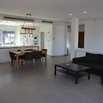 En Con Piscina Privada, Aire Acondicionado, 3 Hab. - Es-323-46
