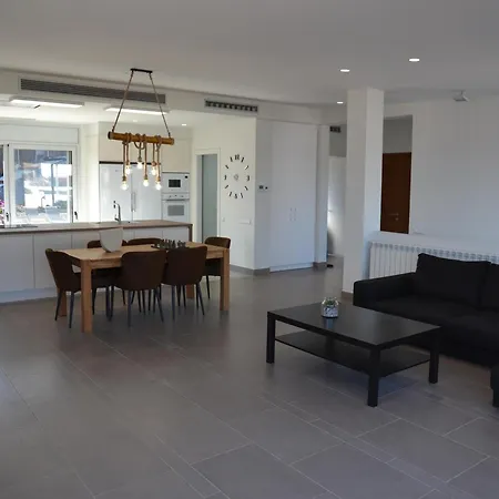 En Con Piscina Privada, Aire Acondicionado, 3 Hab. - Es-323-46